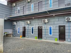 eine Reihe von Türen in einem Gebäude mit Fenstern in der Unterkunft Cerry Village near RS Mitra Siaga Tegal RedPartner in Tegal