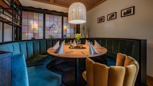 a dining room with a table and chairs at Landhotel Zur Eiche in Buxtehude