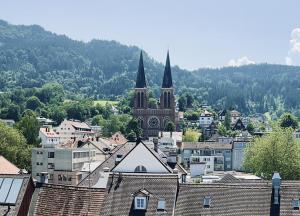 Una vista de una ciudad con una iglesia en el fondo en kleiner Löwe – Stadthotel Bregenz en Bregenz