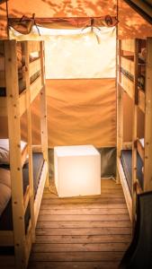 Habitación con 2 literas y caja blanca. en Safari Tent XL Camping Belle-Vue, en Berdorf