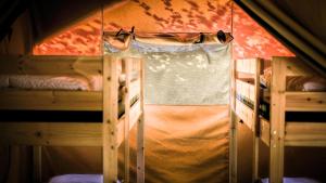 Pokój z 2 łóżkami piętrowymi w namiocie w obiekcie Safari Tent XL Camping Belle-Vue w mieście Berdorf