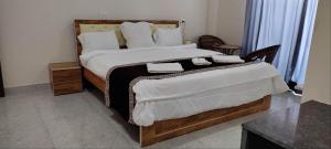 Mango Valley Resort Ganpatipule客房内的一张或多张床位