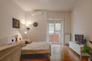 une chambre avec un grand lit et une télévision dans l'établissement La Chiocciola, à Lido di Ostia