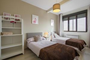 - une chambre avec 2 lits et une fenêtre dans l'établissement Casco antiguo, à San Lorenzo de El Escorial