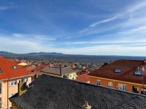 widok na miasto z czerwonymi dachami w obiekcie Casco antiguo w mieście San Lorenzo de El Escorial