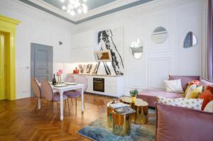 sala de estar con sofá y mesa en Urban Presidential Suite en Praga