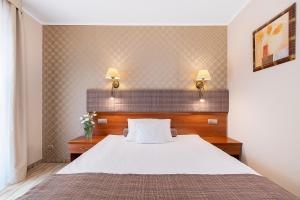 Cama ou camas em um quarto em Hotel Medical Spa Malinowy Zdrój