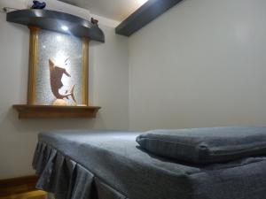 Rúm í herbergi á Hideaway Hotel