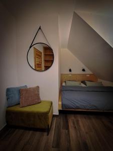 1 dormitorio con cama y espejo en la pared en CHALUPA U ROUBÍČKŮ en Horní Bečva
