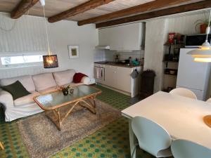 - un salon avec un canapé et une table dans l'établissement Sövröds Hage, à Höör