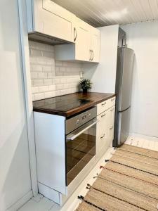 uma cozinha com um fogão e um frigorífico em Cute loft by Tram Stop em Helsinque