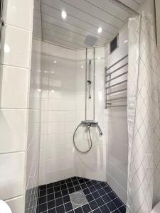 uma casa de banho com chuveiro e cortina de chuveiro em Cute loft by Tram Stop em Helsinque