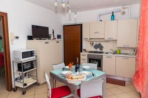 Kuchyňa alebo kuchynka v ubytovaní Residenza Coccinelle vista Lago d'Iseo