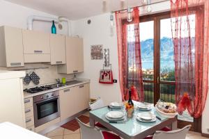 Kuchyňa alebo kuchynka v ubytovaní Residenza Coccinelle vista Lago d'Iseo