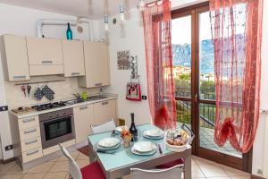Kuchyňa alebo kuchynka v ubytovaní Residenza Coccinelle vista Lago d'Iseo