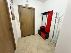 um corredor com uma porta e uma televisão num quarto em Luxury apartments in St. John Park em Bansko