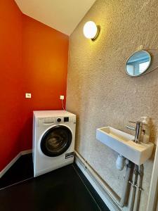 a bathroom with a washing machine and a sink at Maison Stylée 98m2 centre bordeaux in Bordeaux