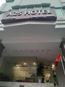 河內的住宿－A25 Hotel - 221 Bạch Mai，大楼前的酒店标志