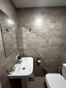 バクリアニにあるGlass House Bakurianiの洗面台とトイレ付きのバスルーム