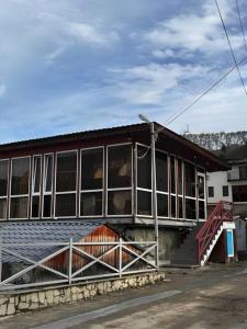 バクリアニにあるGlass House Bakurianiの窓がたくさんある建物