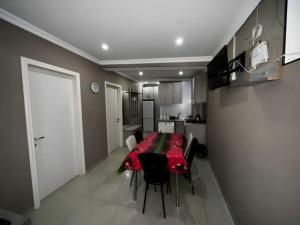 バクリアニにあるGlass House Bakurianiのキッチン(テーブル、赤いテーブルクロス付) +17枚の写真