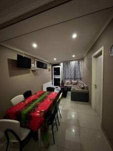 バクリアニにあるGlass House Bakurianiのテーブルと椅子、リビングルームが備わる客室です。