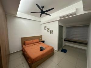 um quarto com uma cama e uma ventoinha de tecto em Ulike~Homestay~C~3Room-The Venus em Sitiawan