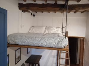 ein Schlafzimmer mit einem Bett auf einem Hochbett in der Unterkunft piccolo appartamento in Monticiano
