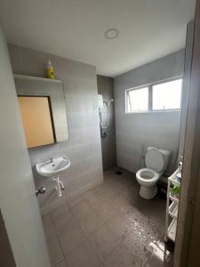uma casa de banho com um WC e um lavatório em Ulike~Homestay~C~3Room-The Venus em Sitiawan