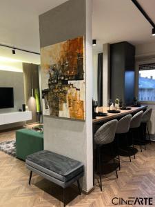 a living room with a table and some chairs at CineArte Residence in Caransebeş