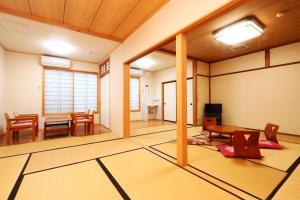 Habitación con mesa y comedor. en 民宿ふくだ, en Minamiōsaka