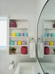 baño con espejo y lavabo blanco en The Alice, Mittagong, en Mittagong
