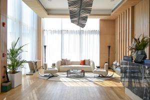 Area tempat duduk di Katara Hills Doha, Lxr Hotels & Resorts