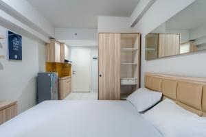 Giường trong phòng chung tại OYO Life 2837 Apartment Dramaga Tower