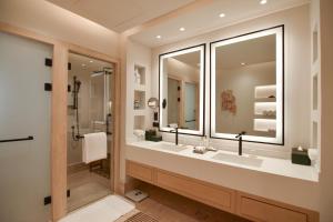 Kamar mandi di Katara Hills Doha, Lxr Hotels & Resorts