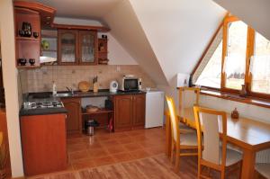 cocina con mesa y cocina con comedor en Apartmán pod Veľkou Račou, en Oščadnica