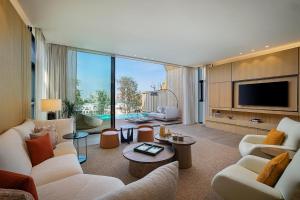 Televisi dan/atau pusat hiburan di Katara Hills Doha, Lxr Hotels & Resorts