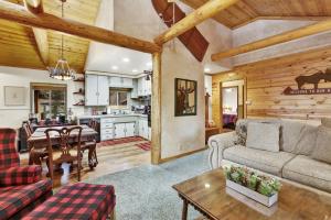 uma sala de estar com um sofá e uma mesa em 2417-Timber Pines Chalet cabin em Big Bear Lake