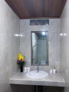 y baño con lavabo y espejo. en TM DARTA Homestay UBUD, en Ubud