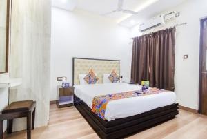 um quarto com uma cama grande num quarto em Aravind Residency Calangute em Goa