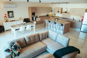 uma sala de estar com um sofá e uma cozinha em Luxurious Gozo Apartment, Qala em Qala
