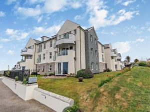 a large apartment building with a lawn in front of it at 3 Bed in Newquay SPINS in Newquay