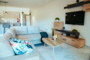 uma sala de estar com um sofá e uma mesa em Luxurious Gozo Apartment, Qala em Qala