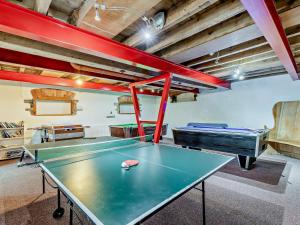 una mesa de ping pong en una habitación con 2 mesas de billar en 2 Bed in Crackington Haven 02033 en North Petherwin