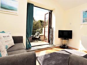 a living room with a couch and a television at 2 Bed in Bude DBANK in Holsworthy