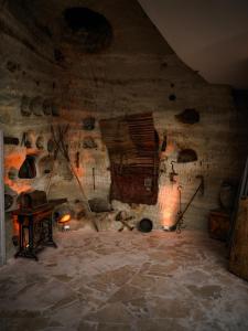 Lost City Cappadocia Cave Hotel في Nar: غرفة بجدار حجري مع موقد