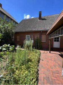 a brick house with a brick driveway in front of it at Schicke Ferienwohnung im Wendland 