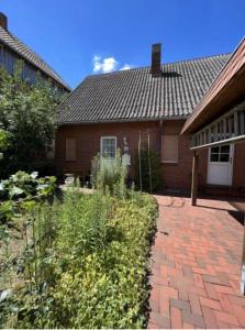 a brick house with a brick driveway in front of it at Schicke Ferienwohnung im Wendland in Simander