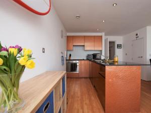 A kitchen or kitchenette at 1 Bed in Westward Ho POINB
