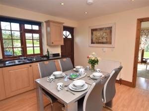 a kitchen and dining room with a table and chairs at 2 Bed in Looe LANDC in Duloe